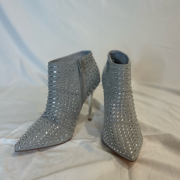 Steve Madden Pristo Bootie in Silver with Silver Studs size 7 - Picture 1 of 13